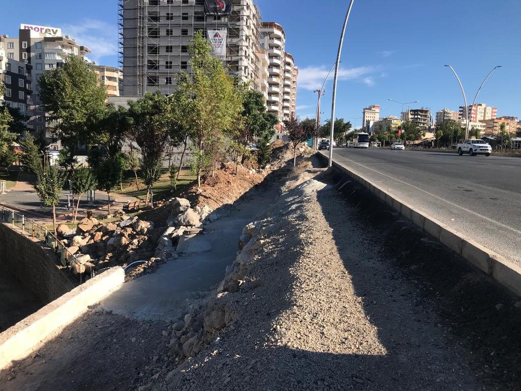 sanliurfabld's tweet photo. Narlıdere Kavşağı'nda menfez revizyon ve istinat duvarı çalışmalarımız tamamlandı🚧

Yaya ve trafik güvenliği için düzenleme çalışmalarımız devam ediyor. https://t.co/12tPbvhbPW