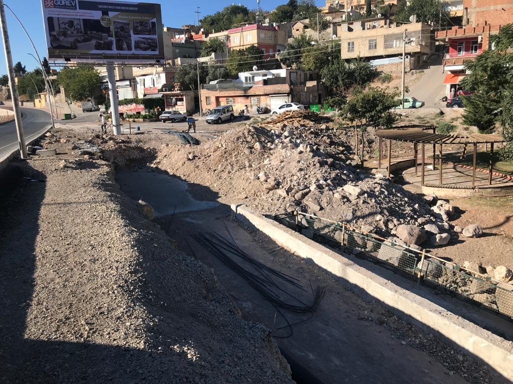 sanliurfabld's tweet photo. Narlıdere Kavşağı'nda menfez revizyon ve istinat duvarı çalışmalarımız tamamlandı🚧

Yaya ve trafik güvenliği için düzenleme çalışmalarımız devam ediyor. https://t.co/12tPbvhbPW
