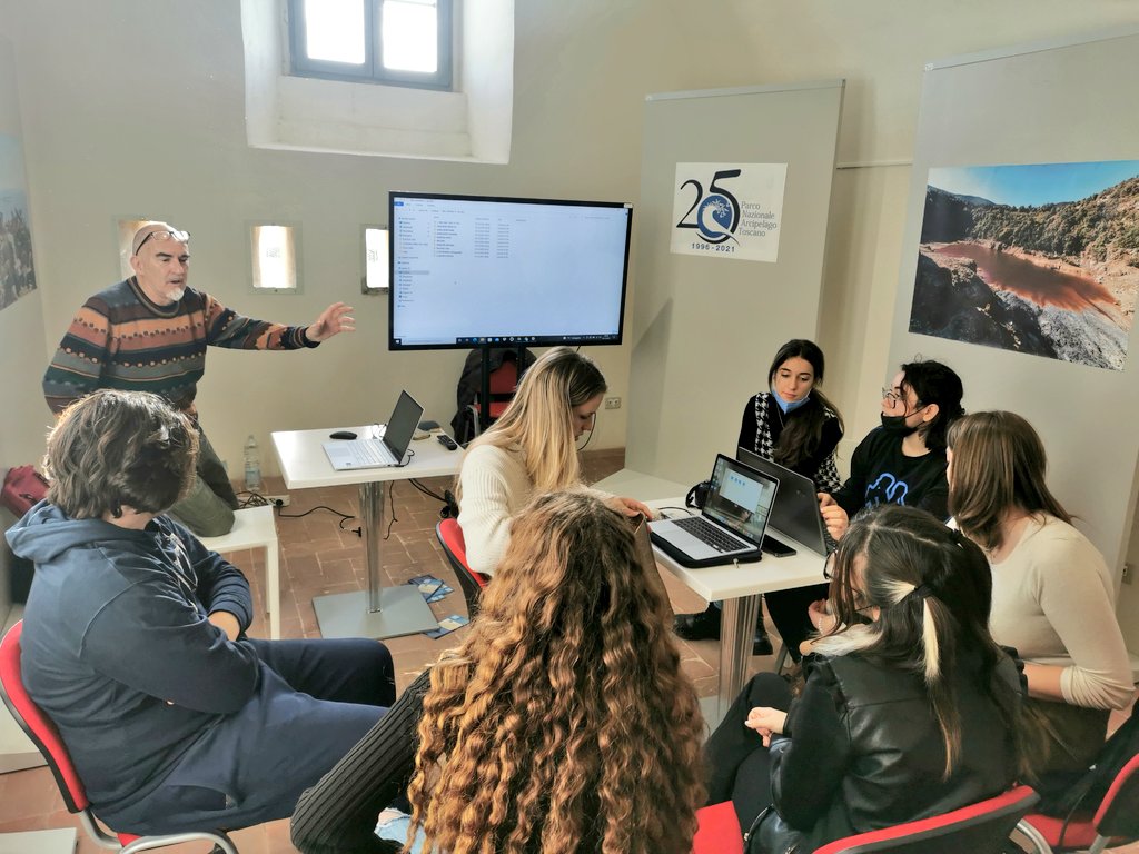 🌿Sono ripresi i laboratori per ragazzi di Redazione Natura, cinque giorni di esperienze immersive per scoprire e narrare le meraviglie di <a href="/isoletoscane/">parcoisoletoscane</a>. Quest'anno  studiamo lo scienziato e fotografo Giorgio Roster #pcto #Elba #isoleditoscana #redazionenatura #storytelling