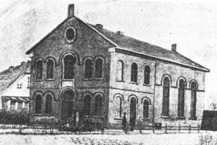 denkmale_nds's tweet photo. Wir setzen die Reihe unserer #Montagsvorträge fort: Unter dem Titel »Angezündet, vergessen, ausgegraben« stellt Jutta Precht die Ausgrabung der Synagoge in #Verden vor und beleuchtet die Geschichte der jüdischen Gemeinde – am 06.12., 18.30h, auf #YouTube.

https://t.co/HoVdAd34J7 https://t.co/nzYRjjN7g0