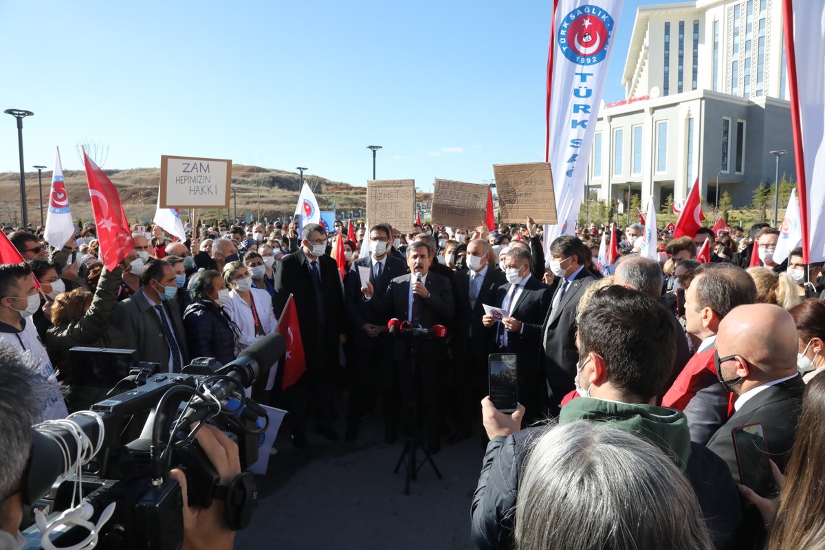 OnderKahveci's tweet photo. Bugün basın açıklamamızı yaptık, yarın tüm Türkiye’de işe 1 saat geç başlıyoruz. Pazartesi ise tüm sağlık kurum ve kuruluşlarında iş bırakıyoruz. Haksızlığa karşı mücadelemiz hiç durmadı, durmayacak. Hep birlikte kazanacağız. https://t.co/pPqQ6Csq7z