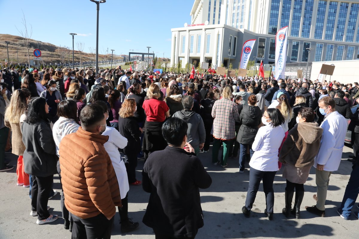 OnderKahveci's tweet photo. Bugün basın açıklamamızı yaptık, yarın tüm Türkiye’de işe 1 saat geç başlıyoruz. Pazartesi ise tüm sağlık kurum ve kuruluşlarında iş bırakıyoruz. Haksızlığa karşı mücadelemiz hiç durmadı, durmayacak. Hep birlikte kazanacağız. https://t.co/pPqQ6Csq7z