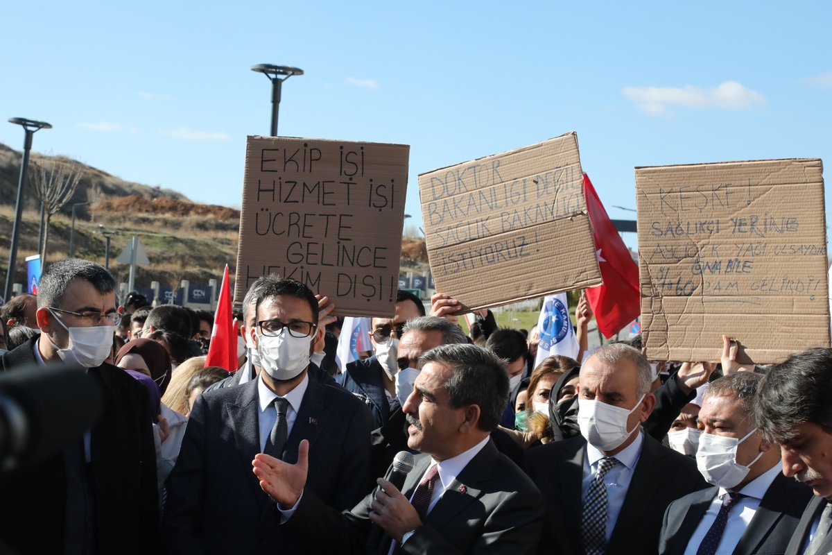 OnderKahveci's tweet photo. Bugün basın açıklamamızı yaptık, yarın tüm Türkiye’de işe 1 saat geç başlıyoruz. Pazartesi ise tüm sağlık kurum ve kuruluşlarında iş bırakıyoruz. Haksızlığa karşı mücadelemiz hiç durmadı, durmayacak. Hep birlikte kazanacağız. https://t.co/pPqQ6Csq7z
