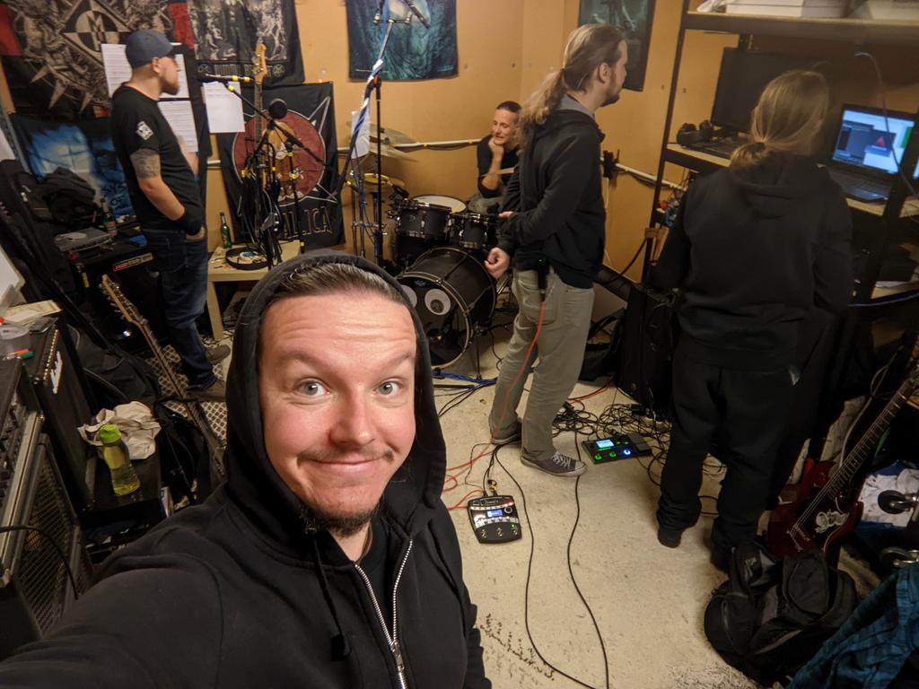 Wir sind Wiedergænger und manchmal drehen wir viel an Knöpfchen.

Ihr seht Vorbereitungen von Aufnahmen. Schauen wir mal, was draus wird!
#proberaumleaks