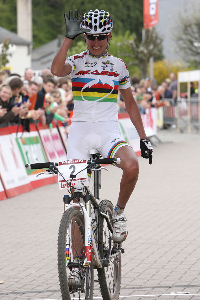 TancoElsUlls's tweet photo. Marga Fullana Riera, 49 anys. És de les esportistes balears amb més recorregut. Ex ciclista (montanya i de ruta) i també practicava duatló. Bronze a Sidney 2020🥉, cinc vegades campiona mundial🥇 i campeona d'Europa al 2006 🥇, entre molts èxits més. @EFsaludable_UIB #22121_uib https://t.co/PDvx25f5hD