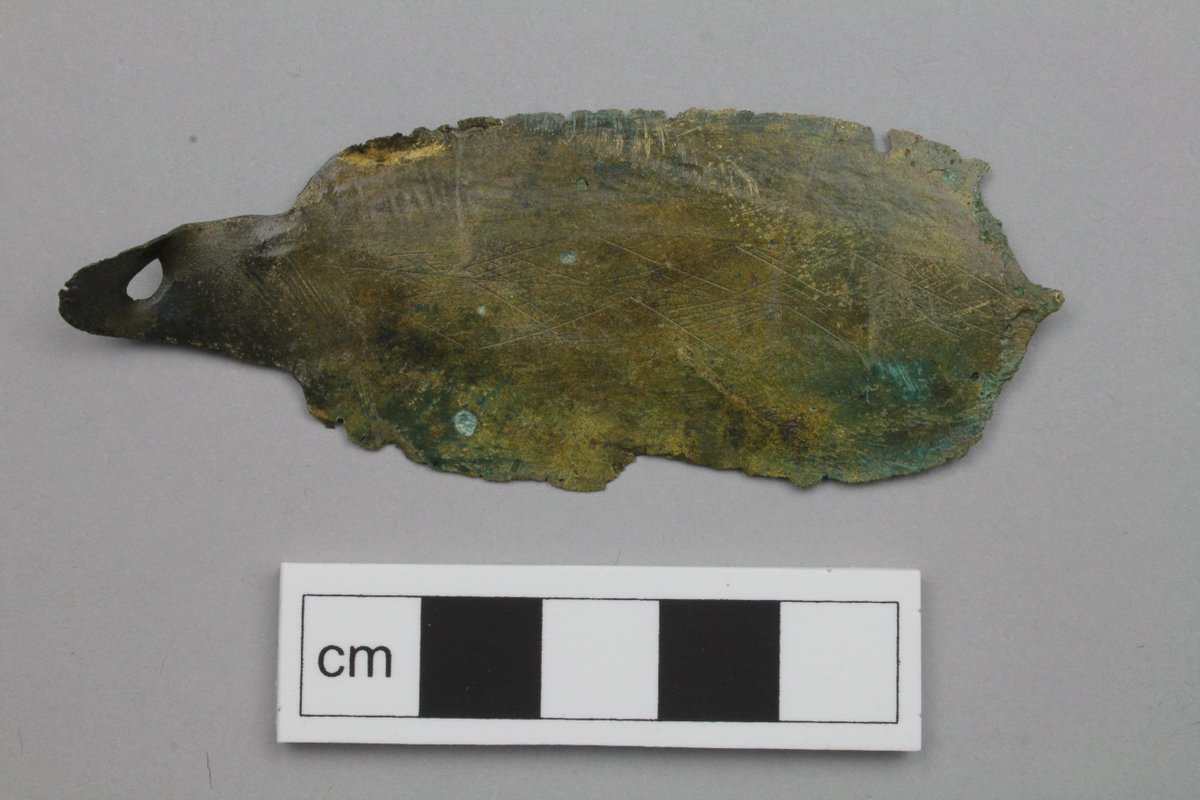 aocarchaeology's tweet photo. Day 6 of #AOCAdCal: this gorgeous Bronze Age razor is looking sharp 😉 after treatment by our conservators. It's now ready for display in Perth's new museum; read more about the razor, and the wider project, here: https://t.co/Wm9VcJwL7O
@culturepandk @CPKMuseums @MuseumsGalScot https://t.co/5boI5ei3ni