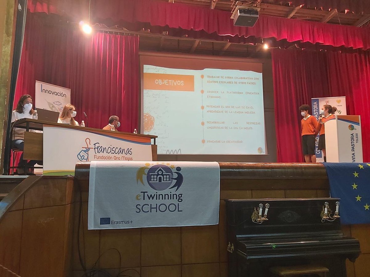 dpastoratoledo's tweet photo. Mª Jesús Parra, Asesora Técnica de @educajccm y Representante de @etwinning_es en Castilla La Mancha, entrega a los alumnos del proyecto bilingüe el Sello de Calidad Europeo por “Fun English with Web 2.0 Tools”. Enhorabuena!! 
#alumnos🔝 #Orgullodealumnos 
#JuntosporlaPaz https://t.co/sFNGLPctNB
