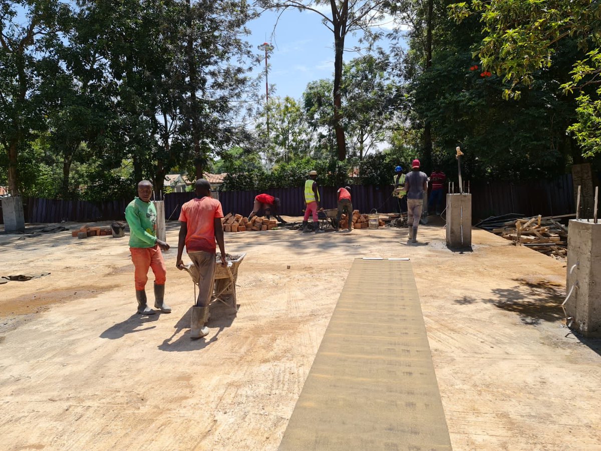 Frishiz's tweet photo. @TradeMarkEastA Kenya Director @AFarah12 visit 2 @TradeMarkEastA project Soko Posta market in Busia where there’s good progress of phase 1, completion expected early next year. The market enables #safetrade for small scale traders https://t.co/IOKMGD2SvS