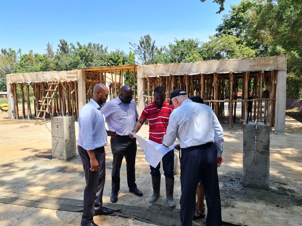 Frishiz's tweet photo. @TradeMarkEastA Kenya Director @AFarah12 visit 2 @TradeMarkEastA project Soko Posta market in Busia where there’s good progress of phase 1, completion expected early next year. The market enables #safetrade for small scale traders https://t.co/IOKMGD2SvS
