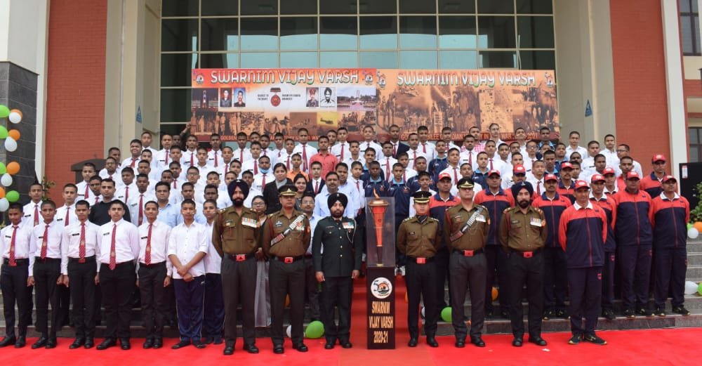 IaSouthern's tweet photo. #SwarnimVijayVarsh 🇮🇳

#VictoryFlame  was taken to #SainikSchool &amp; #Bundelkhand University #Jhansi with full honours. A befitting welcome was accorded by university students, #NCC &amp; #SainikSchool cadets

#WhiteTigerDivision🇮🇳
#SouthernCommand
@adgpi 
@HQ_DG_NCC https://t.co/4olkH3ZgG4