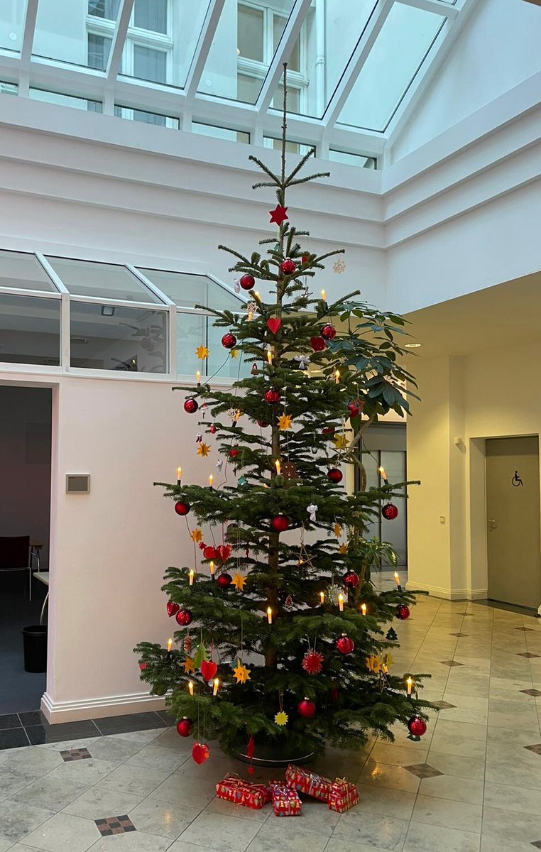 Landtag_LSA's tweet photo. Adventsstimmung ist nun auch ins Landtagsfoyer eingezogen. Unser Baum (besorgt vom Abgeordneten Carsten Borchert) wurde coronabedingt in diesem Jahr nicht von Kita-Knirpsen geschmückt – hoffentlich wieder im nächsten Jahr! Frohe #Adventszeit! #ltlsa #SachsenAnhalt https://t.co/lu44wwBJ6F