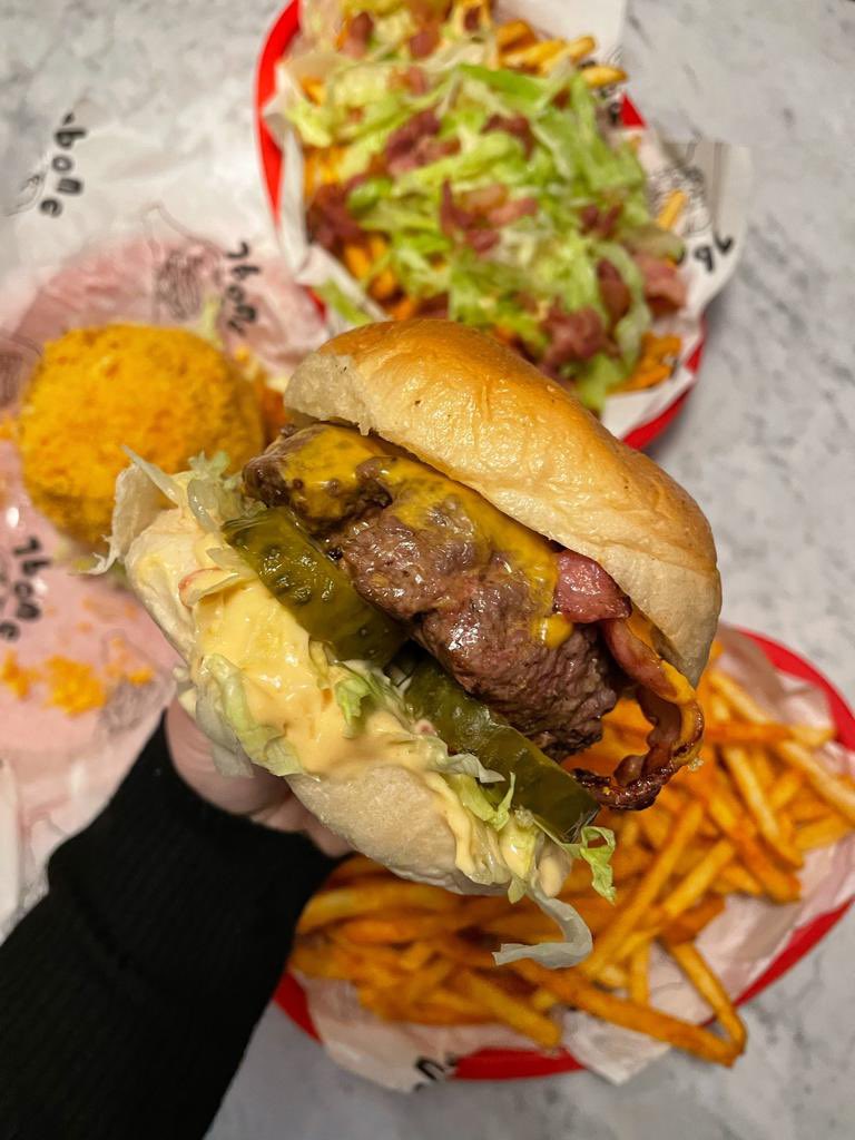 7bone_dive's tweet photo. 🙌🍔 heads up maidstone 🍔🙌 we are *NOW OPEN* for yo’ 7b fix 🤤 find us at 42-44 earl street for dirty burgers, thiccc shakes, filthy sides + feel good vibes 😎✌️ x #7bone #nowopen #maidstone #newopening #burgertime https://t.co/1vMWMsqpAW