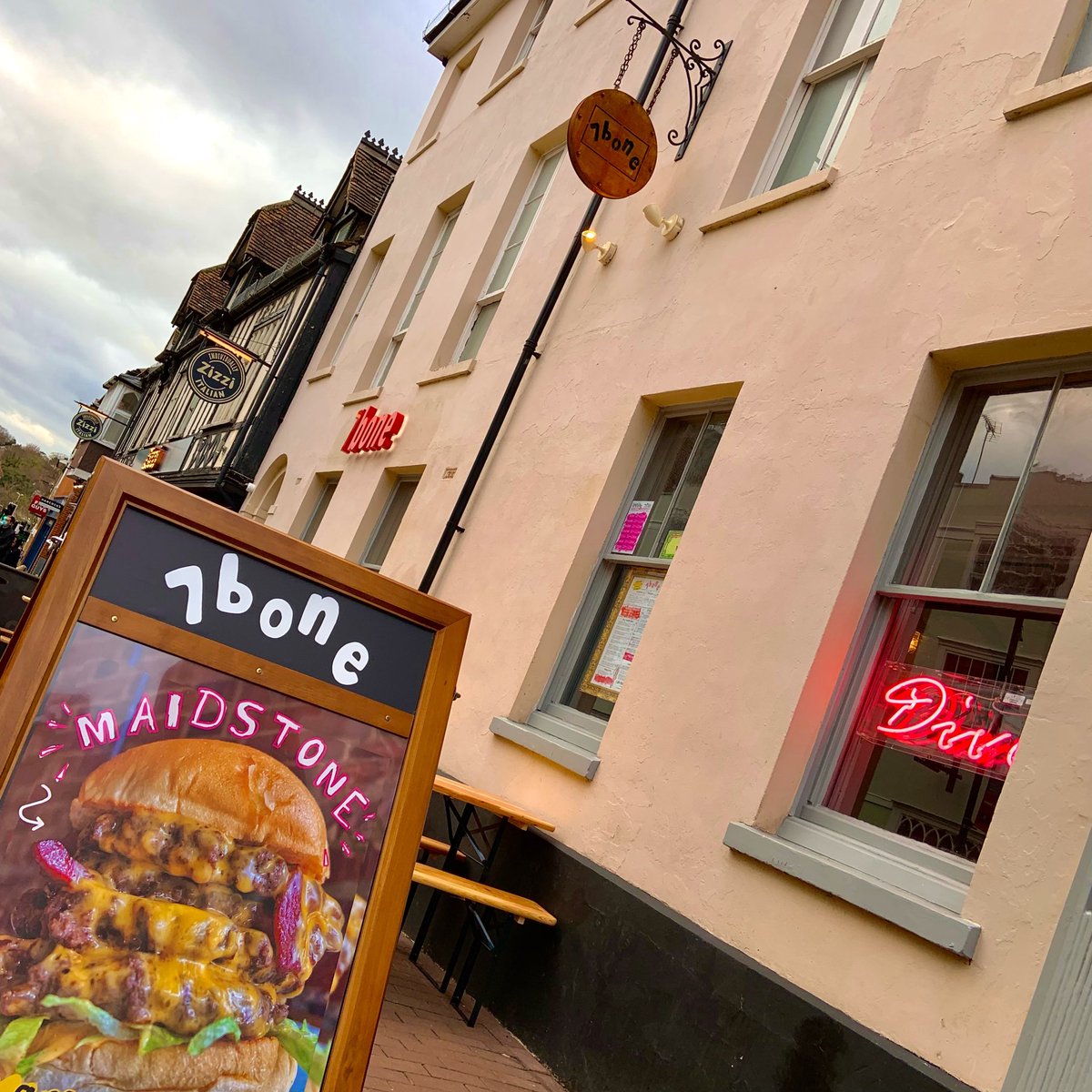 7bone_dive's tweet photo. 🙌🍔 heads up maidstone 🍔🙌 we are *NOW OPEN* for yo’ 7b fix 🤤 find us at 42-44 earl street for dirty burgers, thiccc shakes, filthy sides + feel good vibes 😎✌️ x #7bone #nowopen #maidstone #newopening #burgertime https://t.co/1vMWMsqpAW