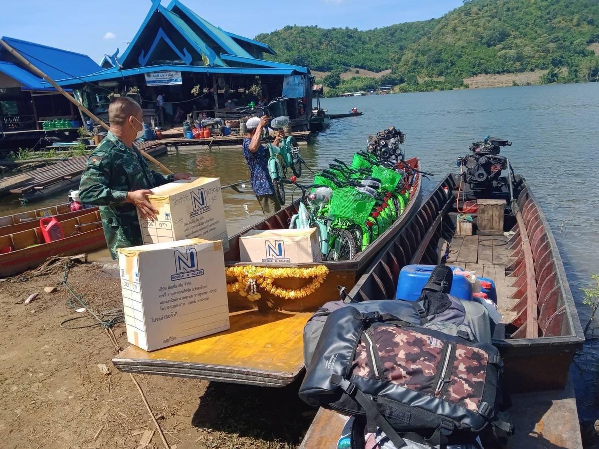 Haford9's tweet photo. ARMY Bike ��� สานฝันปันสุข" แด่น้องๆพื้นที่ห่างไกล
กองพลทหารราบที่ 9 จัดกิจกรรมส่งมอบจักรยาน จำนวน 15 คัน ให้แก่ครู, นักเรียน รร.บ้านองหลุ ต.นาสวน อ.ศรีสวัสดิ์ จ.กาญจนบุรี ซึ่งเป็นโรงเรียนที่ดำเนินโครงการทหารพันธุ์ดี "ชุมชนเบิกบาน อาหารปลอดภัย" #ความดีอย่างที่พ่อสอน https://t.co/aucXXd4mfh