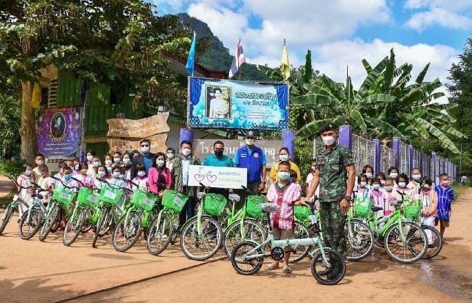 Haford9's tweet photo. ARMY Bike ��� สานฝันปันสุข" แด่น้องๆพื้นที่ห่างไกล
กองพลทหารราบที่ 9 จัดกิจกรรมส่งมอบจักรยาน จำนวน 15 คัน ให้แก่ครู, นักเรียน รร.บ้านองหลุ ต.นาสวน อ.ศรีสวัสดิ์ จ.กาญจนบุรี ซึ่งเป็นโรงเรียนที่ดำเนินโครงการทหารพันธุ์ดี "ชุมชนเบิกบาน อาหารปลอดภัย" #ความดีอย่างที่พ่อสอน https://t.co/aucXXd4mfh