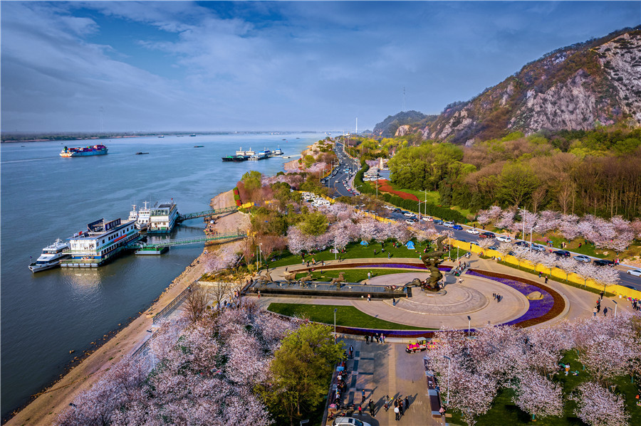 GoJiangsu's tweet photo. A photography #exhibition featuring 300 photos is now underway at #Jiangsu Modern Art Gallery in Nanjing, Jiangsu province, giving visitors the chance to feel the natural beauty and rapid development of the province directly. #WhatsOnJS https://t.co/dlIZX6Dsl9