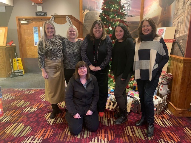 eXPD8_fm's tweet photo. Our #fieldmarketing #team are very busy. Being prepared can make all the difference to ensure #Christmas2021 is a success. Here are the District Leaders from Region 53 at their meeting, #planning away! You all look fab!🤩 #retail #team #sales #branding #POS #business #support https://t.co/jTCv98MSlR