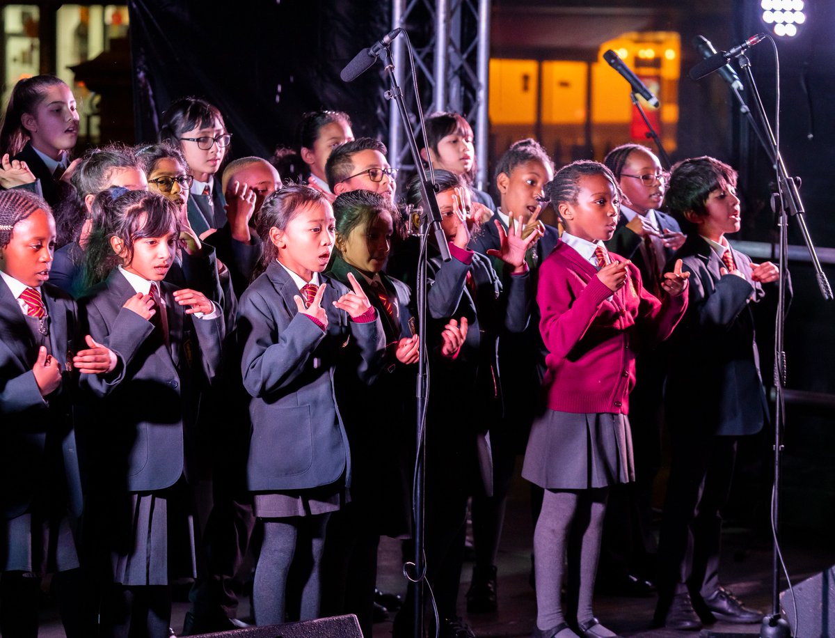It was magical to switch on the <a href="/NewhamLondon/">Newham London 💙</a> Christmas lights in East Ham yesterday evening, with <a href="/CharleneMcLean_/">Charlene McLean</a> and singing from St Michael's Catholic Primary School, @OLAZAINABMUSIC and <a href="/TheGVCollective/">GoldVocalCollective</a>. Merry Christmas✨