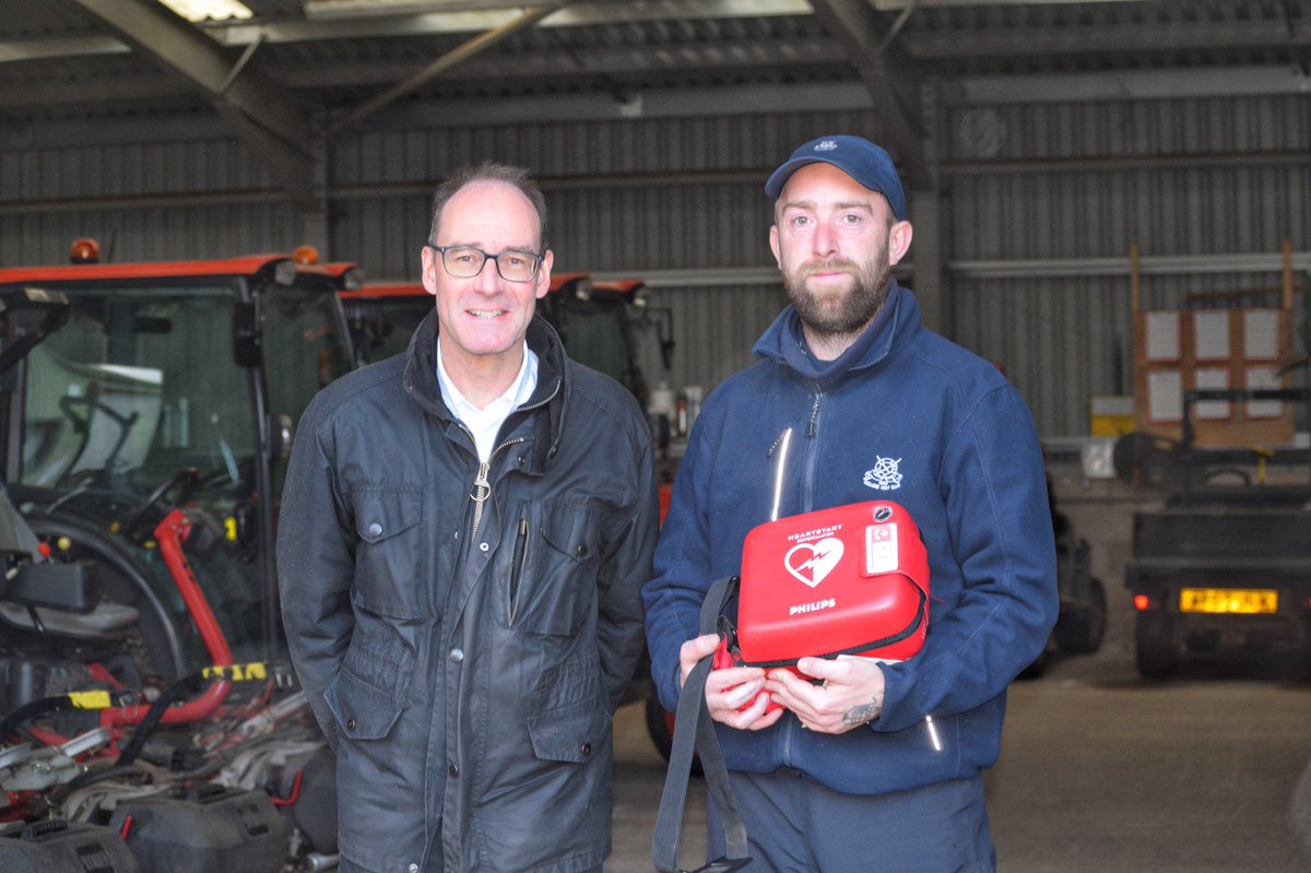 GullaneGolfClub's tweet image. 2/2 Our greenkeeper Liam, with the support of the golfer’s playing partners and other staff, continued the treatment until an ambulance arrived. The golfer is thankfully recovering well and is keen to encourage other clubs to train their staff and have defibrillators in place 🙏🏼