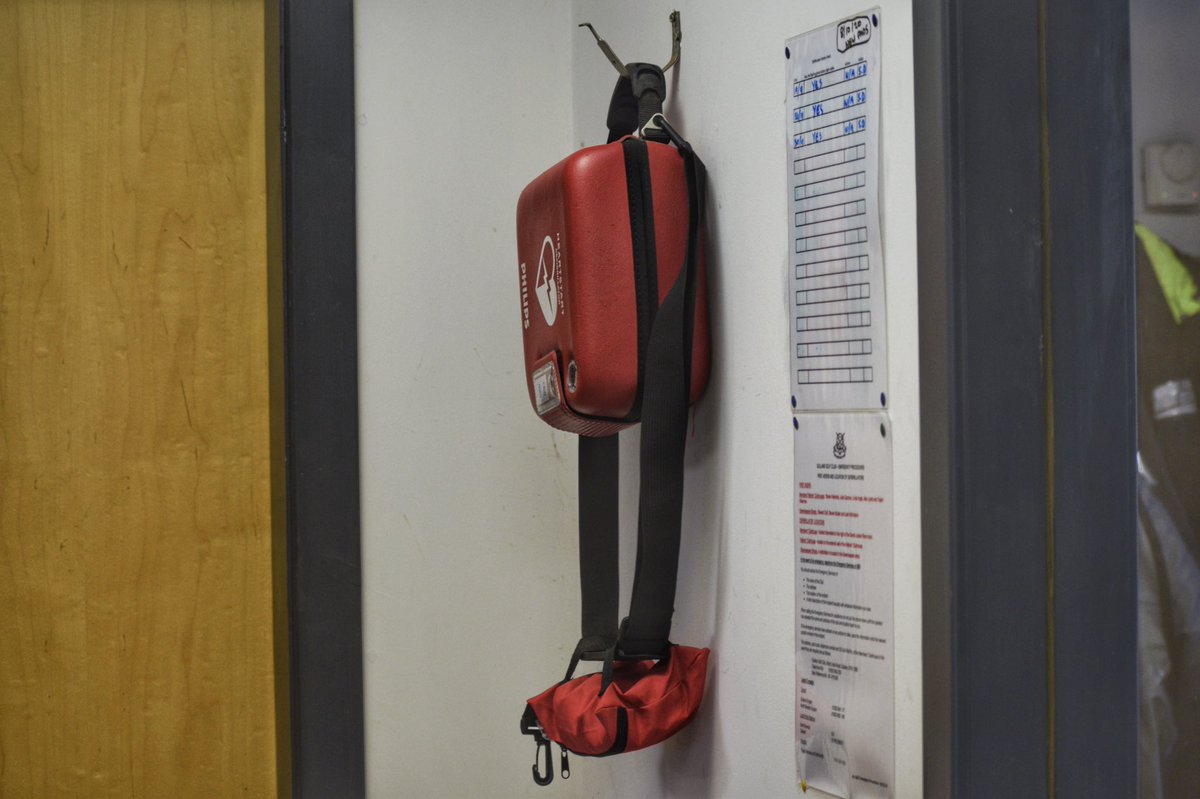 GullaneGolfClub's tweet image. 2/2 Our greenkeeper Liam, with the support of the golfer’s playing partners and other staff, continued the treatment until an ambulance arrived. The golfer is thankfully recovering well and is keen to encourage other clubs to train their staff and have defibrillators in place 🙏🏼