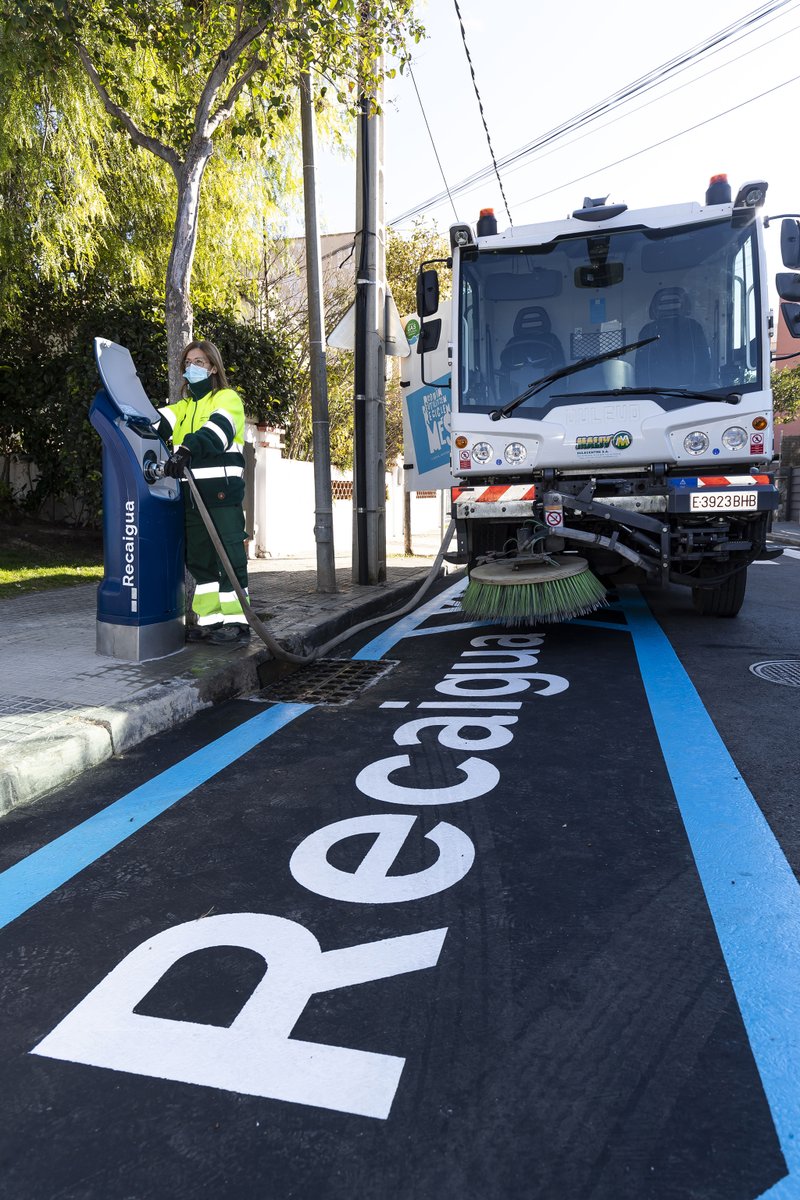 aiguesbcnclient's tweet photo. Avui inaugurem #RecAigua, conjuntament amb @AjuntamentGava i @CETAQUA.
Es tracta del primer punt intel·ligent de recàrrega d’aigua subterrània no potable al municipi per al reg i la neteja dels carrers 💧
Una solució innovadora per impulsar l'economia circular! ♻️ https://t.co/Kh75bM9Ddh