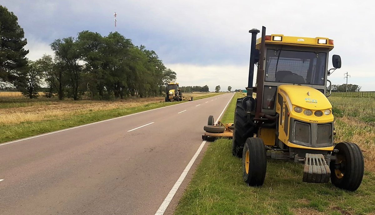 CarinaLambrecht's tweet photo. 🚜Corte de pastos en #RN3 entre #TenienteOrigone y #MayorBuratovich 🚜
#VialidadNacional
#Conservación
#ResponsabilidadSocial
@gtrankels https://t.co/3nHQ9NE9y5