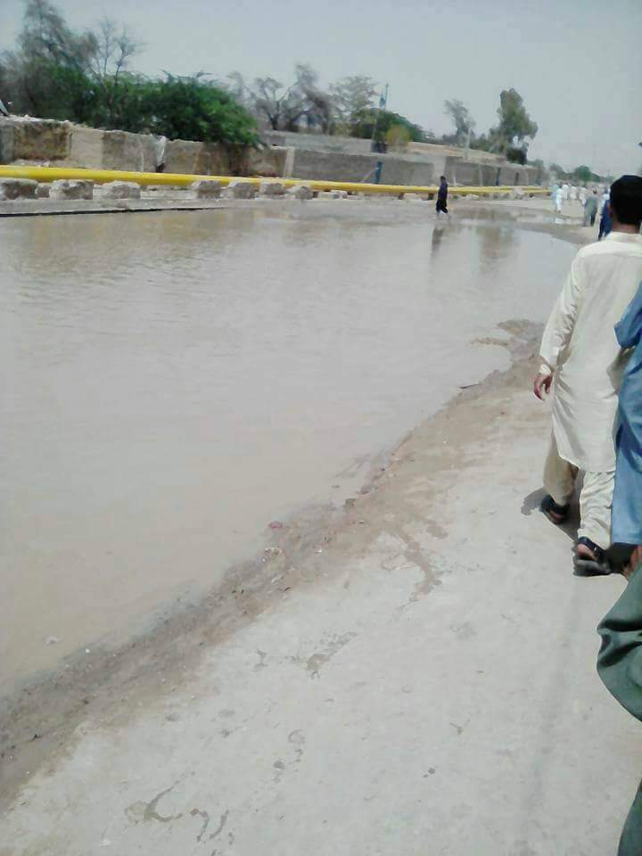 hameedbugti92's tweet image. گندے نالوں کا پانی سڑکوں پر ڈیرہ بگٹی اور  سوئ  میونسپل کمیٹی سے کوئی پوچھنے والا نہیں۔
#CorruptLocalGovtDerabugti