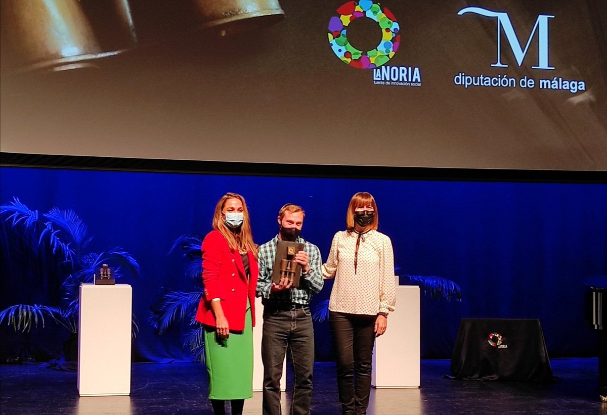 ArrabalAID's tweet photo. Enhorabuena a @DadaiShop, espacio de #ModaAccesible desde el #DiseñoUniversal, por recibir de manos de @ruthparticipa uno de los galardones #EmprendimientoSocial @lanoria_mlg @diputacionMLG +@FundlaCaixa. Un proyecto generador de sinergias con otras iniciativas como @Hilodoble_. https://t.co/PgJR3qFRBS