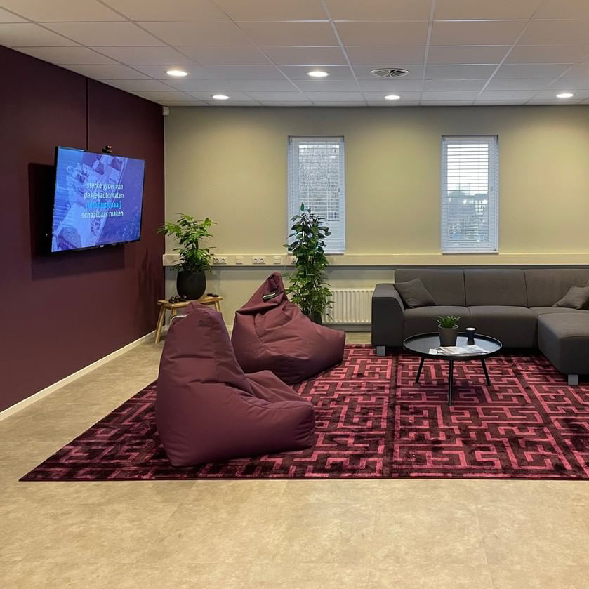 Al meer dan 20 jaar veegt SST de vloer aan met complexe problemen. Dat geeft natuurlijk slijtplekken, vandaar dat we daar ons eigen vloerkleed nu netjes overheen hebben gelegd. Ook fijn als je even op je sokken wilt chillen bij een bezoekje aan ons kantoor.