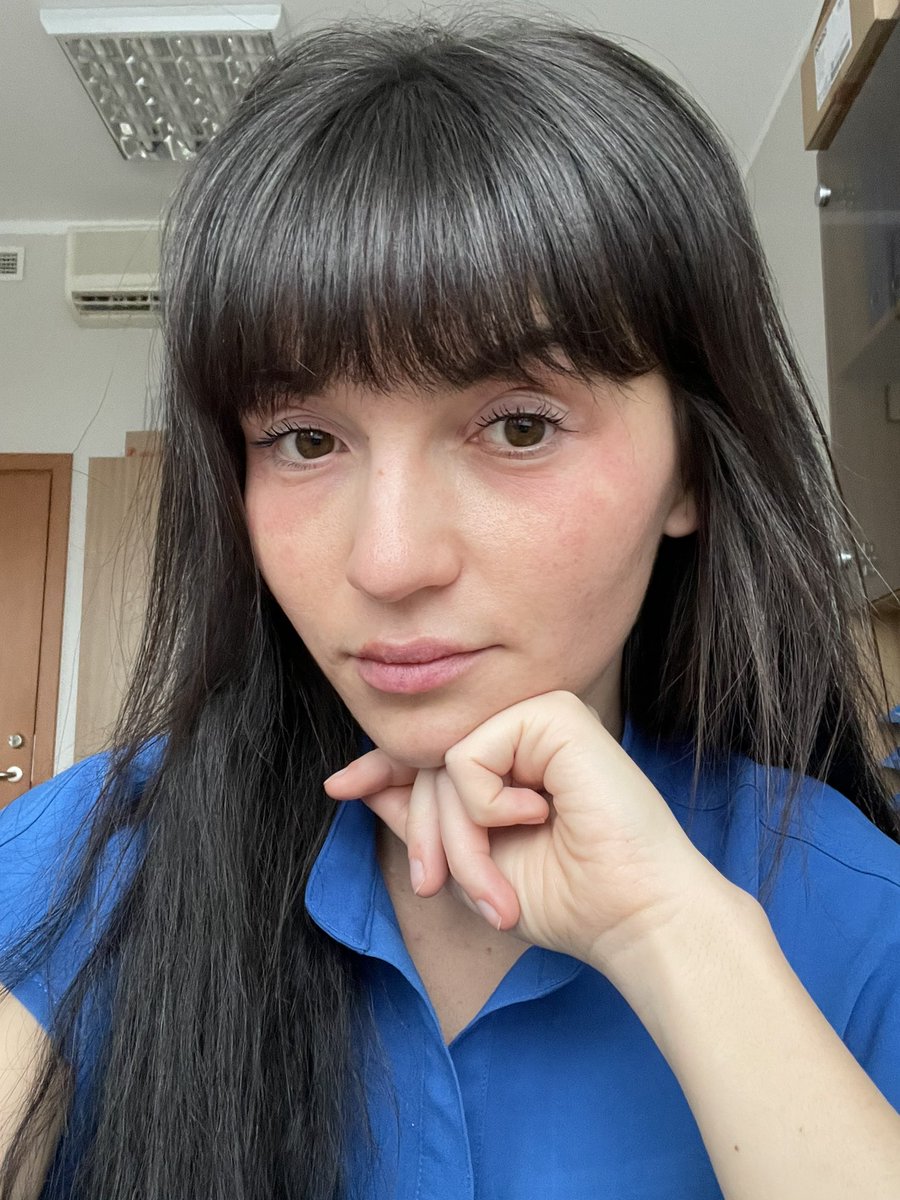 Nē, es neesmu tikko raudājusi. Nē, tās nav manas jaunās acu ēnas vai vaigu sārtums. Nē, es neesmu norāvusies no kāda pa seju. Tas sarkanās pandas acis ir tas kontaktdermatīts, kā dēļ man nereāli sāp un dedzina seju, velkot respiratoru vai sejas masku.