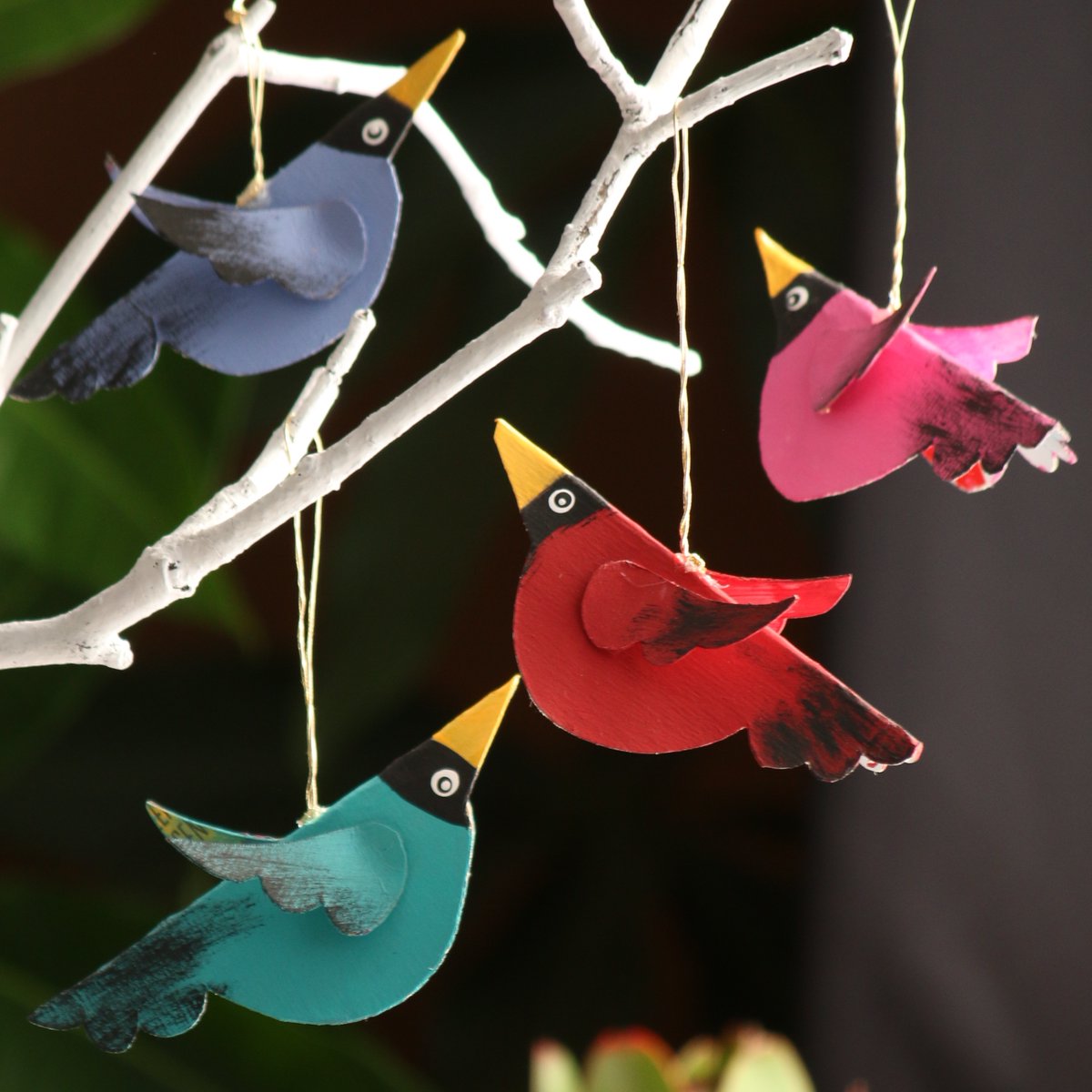 happy_hooligans's tweet photo. A cereal box, paint and a glue gun are all that's needed to make these colourful bird ornaments for Christmas ornaments, gift-toppers and mobiles. HOW-TO:https://t.co/fQ0Z7bu2QD #HappyHooligans #Christmas #Crafts #Birds https://t.co/QD67zNOIji