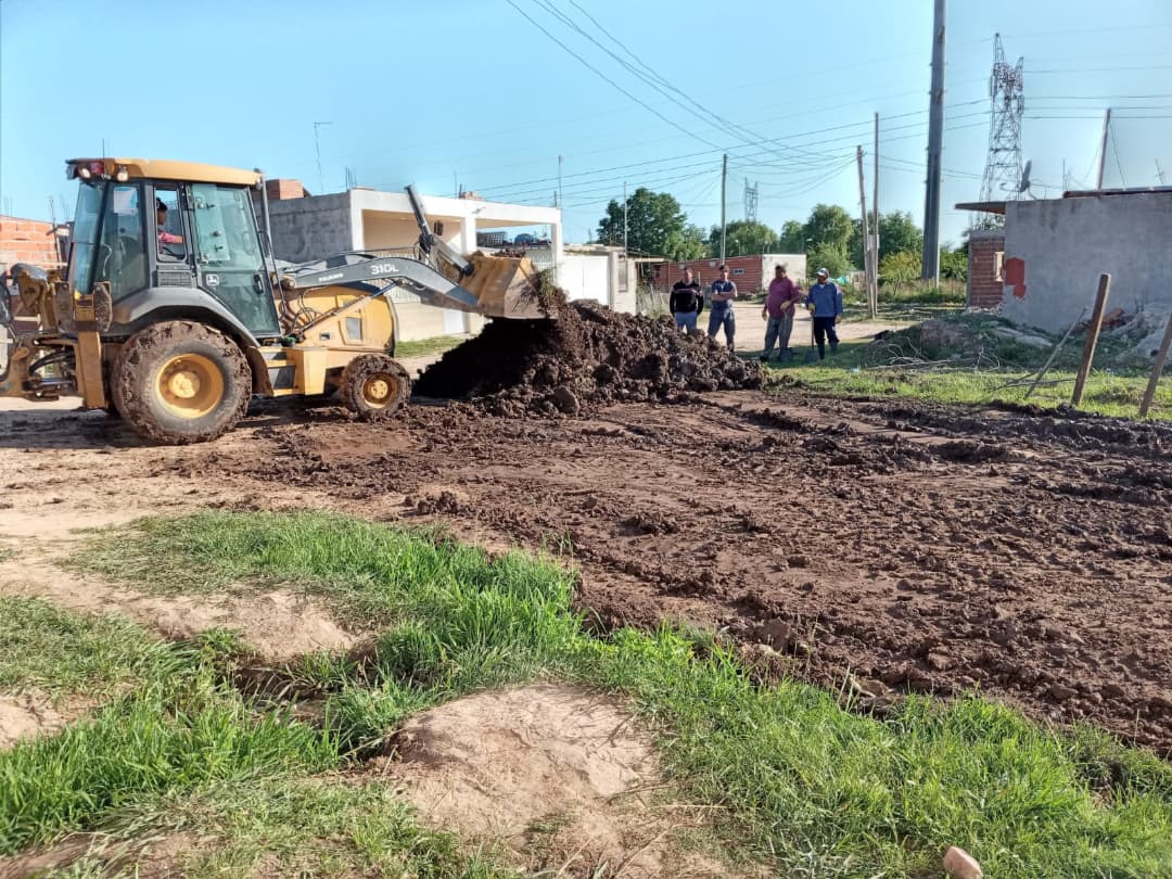 MuniZARATE's tweet photo. 🚧 #ServiciosPúblicos ✅ Barrio Irigoyen

🚜Continúan los trabajos dentro del Plan de Mejoramiento Integral en distintos puntos de la ciudad.

🏘️Hoy se realizó perfilado, entoscado e ionizado en calles del Barrio Irigoyen, además de obras de zanjeo. https://t.co/vzM71Ibjxr