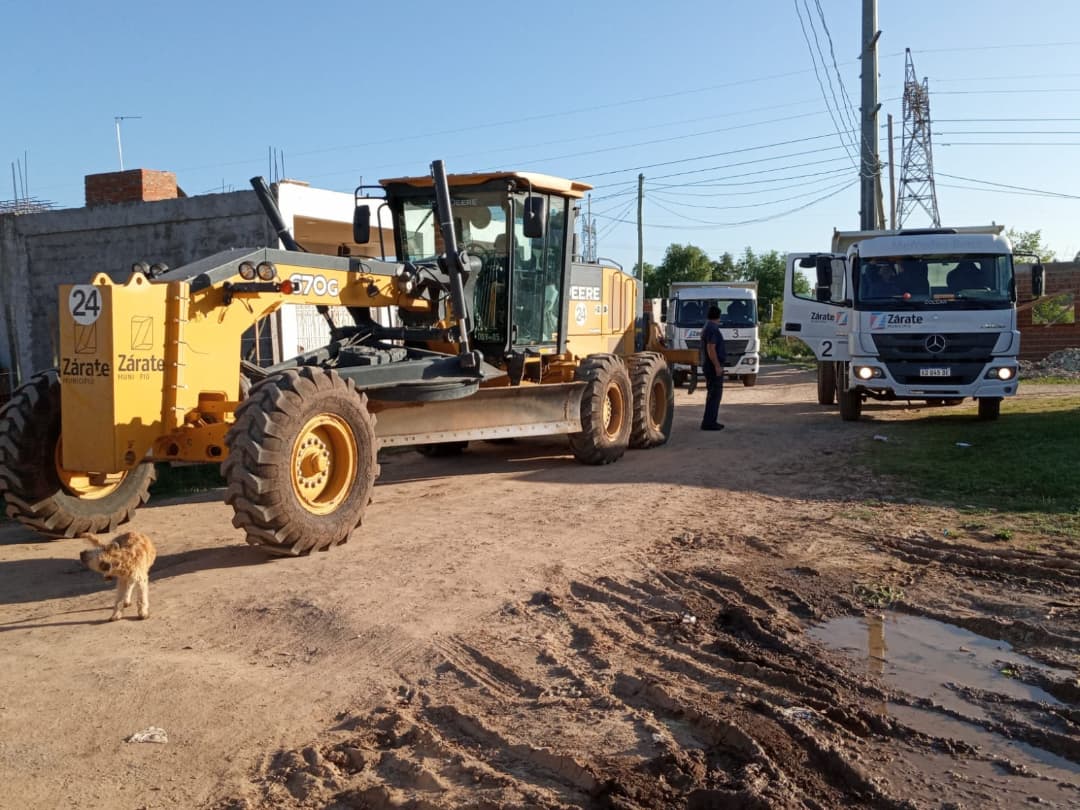 MuniZARATE's tweet photo. 🚧 #ServiciosPúblicos ✅ Barrio Irigoyen

🚜Continúan los trabajos dentro del Plan de Mejoramiento Integral en distintos puntos de la ciudad.

🏘️Hoy se realizó perfilado, entoscado e ionizado en calles del Barrio Irigoyen, además de obras de zanjeo. https://t.co/vzM71Ibjxr