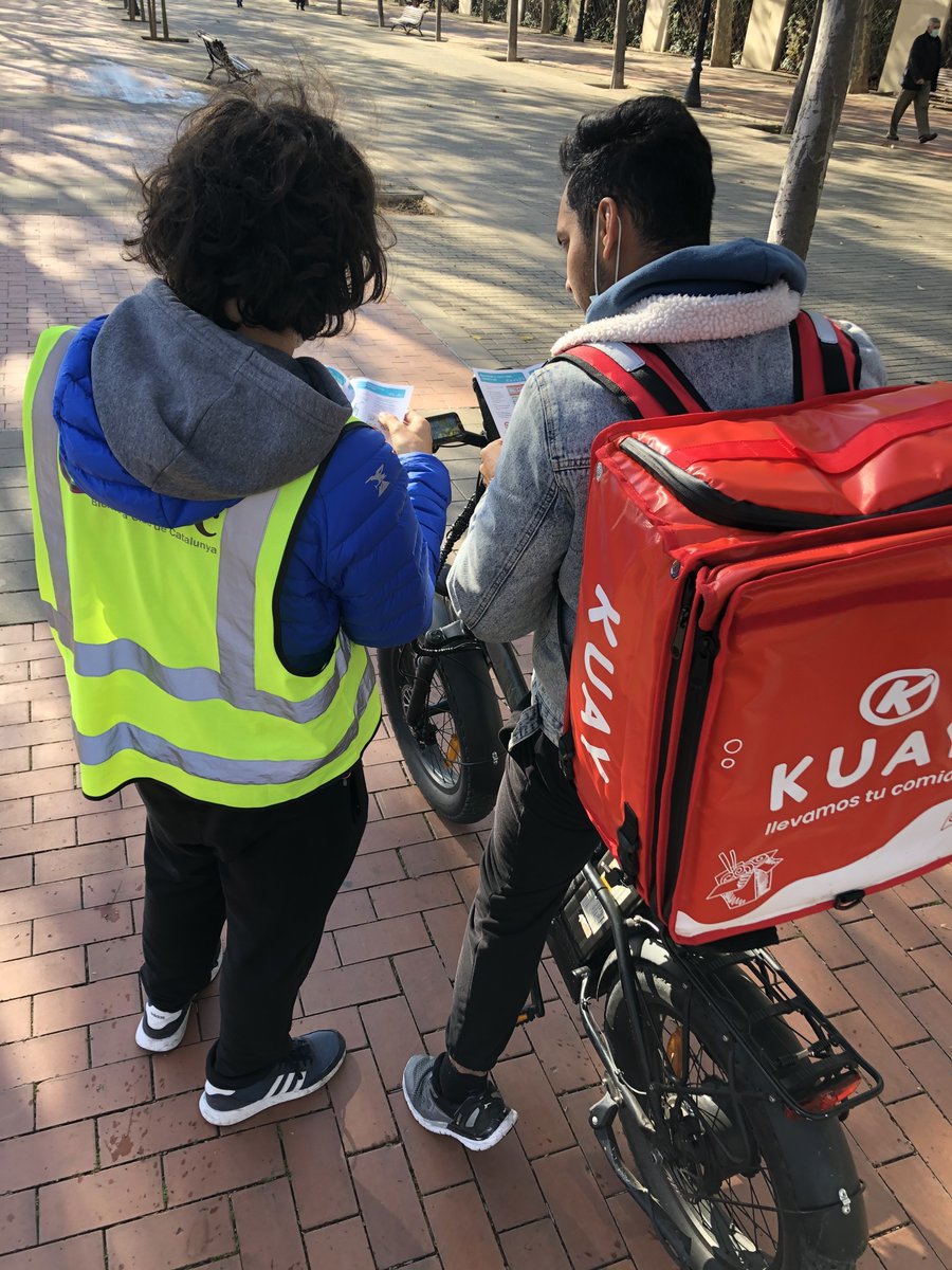 bacc_cat's tweet photo. #Bcivisme 👉Avui hem estat a peu de carrer al districte de @Bcn_NouBarris aturant a conductors/es, motoristes i 🚲. Traslladem el #respectalabici i els drets i deures dels ciclistes de #bicibcn 🙌
Amb el suport de @bcn_ajuntament 🤝 https://t.co/GHnDJh4j0r