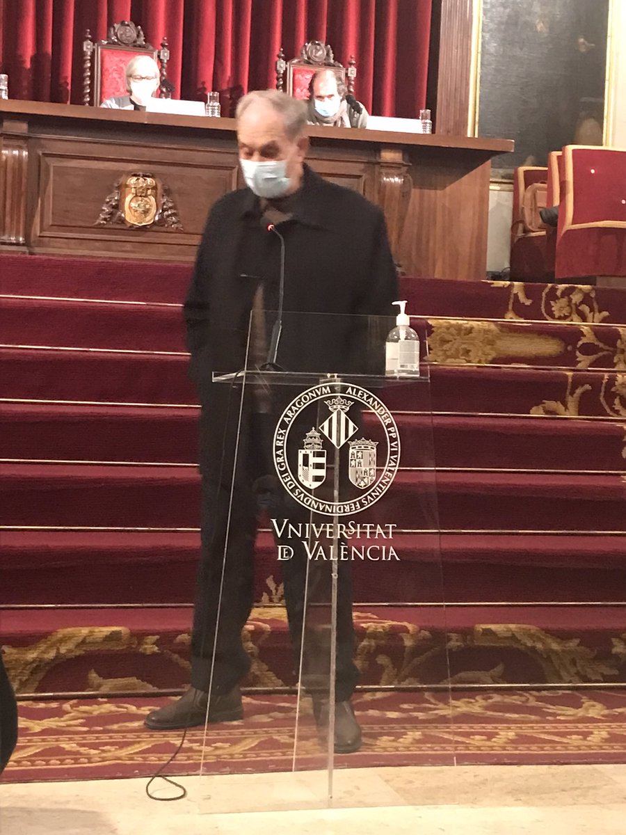 peremcc's tweet photo. Lliurament extraordinar, anit, dels #XXIIPremisVicentVentura al Paranimf de la @UV_EG . Reberen el guardó #GustauMuñoz i #MariaConca, pendents de 2020. Del 2021 han estat premiats @ElTempirdElx i #JosepLluisViciano. https://t.co/odNgNQrvQx