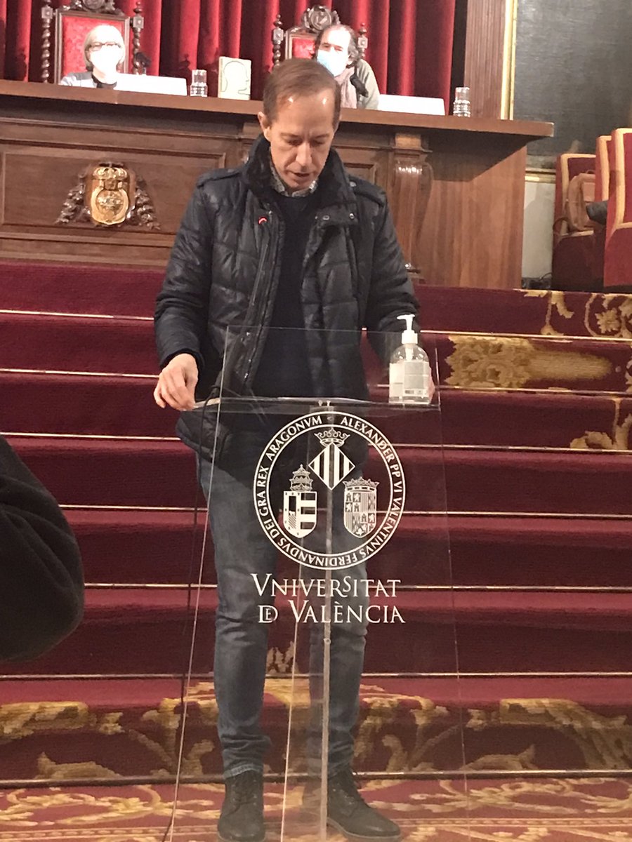 peremcc's tweet photo. Lliurament extraordinar, anit, dels #XXIIPremisVicentVentura al Paranimf de la @UV_EG . Reberen el guardó #GustauMuñoz i #MariaConca, pendents de 2020. Del 2021 han estat premiats @ElTempirdElx i #JosepLluisViciano. https://t.co/odNgNQrvQx