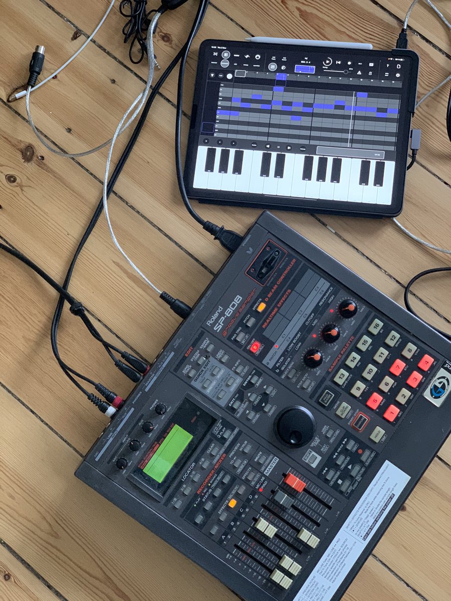 aquaquasi's tweet photo. Do you like connecting old and new?
#musicproduction #bedroomproducer #sp808 #modstep #ipadmusic https://t.co/16ZqGBEoQU