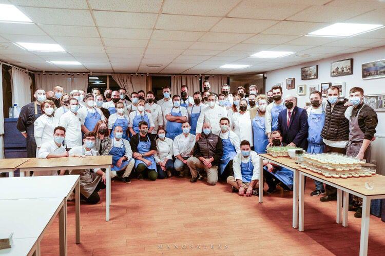 HRMANOLOMAYO's tweet photo. Ayer se celebró el I Cóctel Benéfico #ChefsAzules organizado por @tu_casa_azul donde nuestra querida Loli Rincón participó junto a otros grandes compañeros de la profesión 🧑🏼🍳
Gracias al equipazo del @cmisevilla y al gran @Enrique_chef 🤝
#TuCasaAzul #LoliRincónChef https://t.co/axOS2Rw9hX