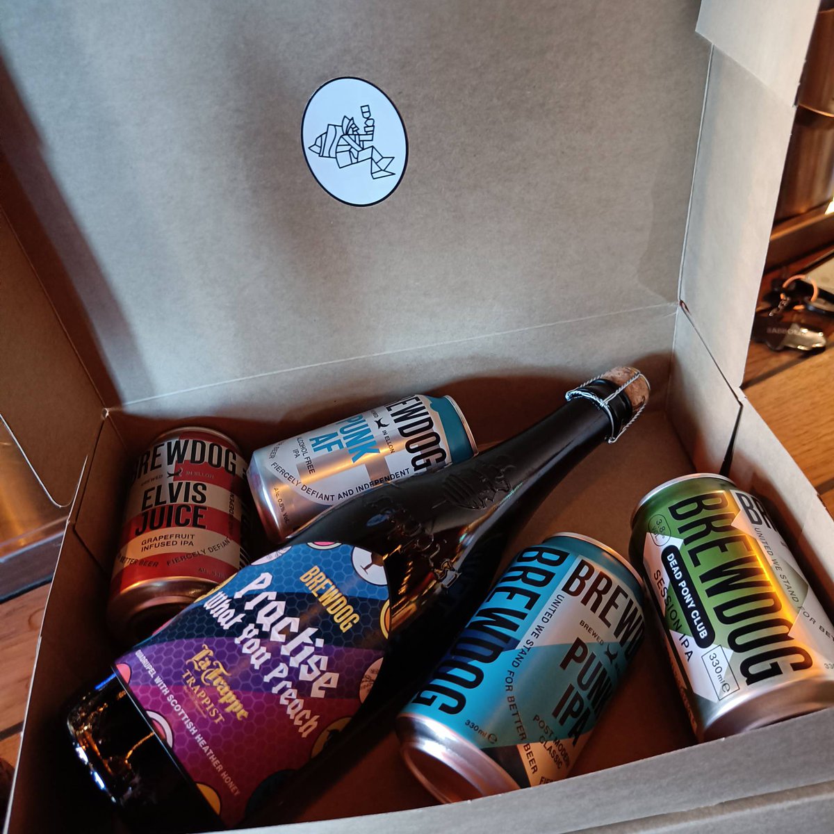 Wij hebben een Brewdog box! 4 verschillende blikken Brewdog en de single brew, practise what you preach, van la trappe en Brewdog in 0,7 liter! Leuk voor Sinterklaas of kerst!