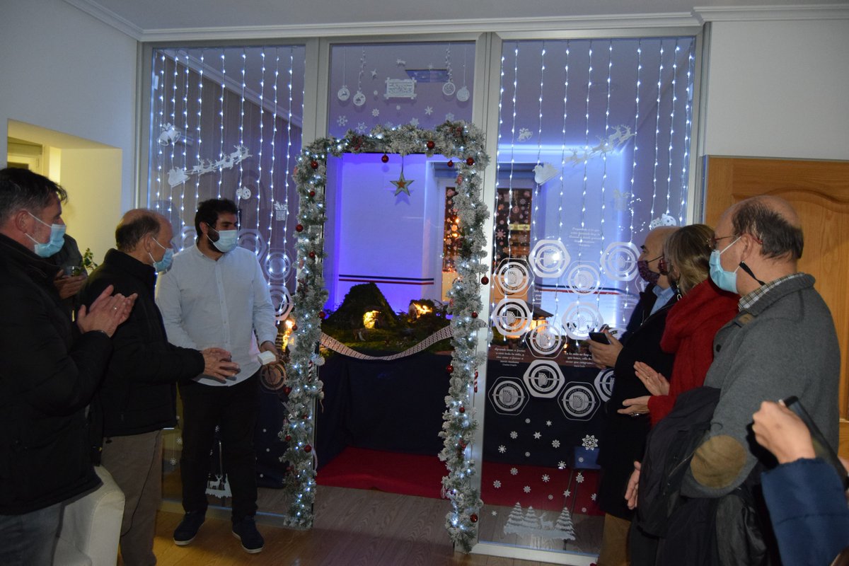 centedformacion's tweet photo. | 𝐅𝐎𝐓𝐎𝐒 | 📸🎄 Las oficinas de la escuela acogieron el encendido navideño, en el que se inauguró un belén especial preparado por miembros de #CENTED

🤝 Numerosos representantes de instituciones acudieron a la jornada

Galería ➡️ https://t.co/2j1Oc6eSC0

#FamiliaCENTED 💙 https://t.co/aThVYsAEsp