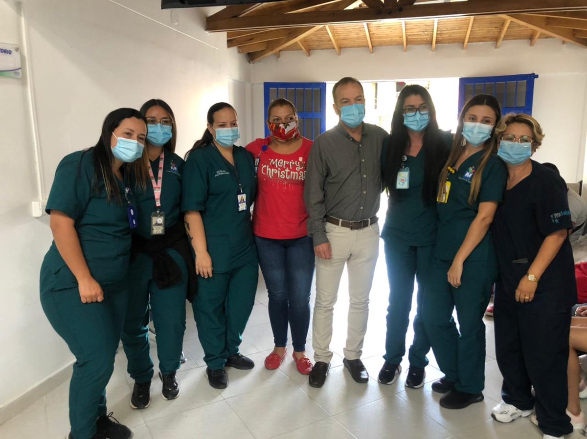 HospitaleseRgro's tweet photo. Llego la navidad, con ella la felicidad, la luz y el amor. Familia Hospital San Juan de Dios ESE Rionegro ❤⭐️🎁 https://t.co/91o7XtRztP