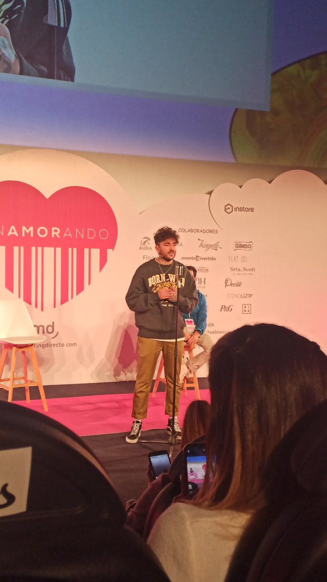 merisecades's tweet photo. Buenísima la estrategia 360 de @TheFitzgeraldCO para su lanzamiento en Madrid. Una suerte poder estar escuchando los secretos de esta campaña de la mano de su propio fundador, @carlos_gelabert 
#EnamoraMKD  @mkdirecto https://t.co/2xLQbyVpOy