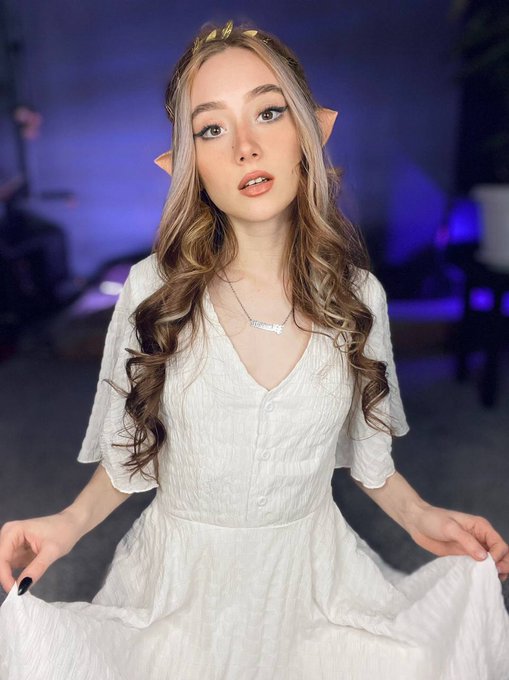 Your elf girl is waiting for you at the tea party🍨☕ https://t.co/mXULdD0YiI