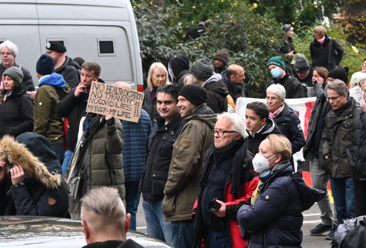 astattvi's tweet photo. Am 20.11.2021 beteiligte sich der Neonazi Manuel Mann (Bildmitte, mit Mütze) an der Demonstration der Corona-Leugner*innen. Mann blickt auf eine über 25-jährige Nazi-Karriere zurück. Infos zu ihm gibt es bei @stadtlandvolk: https://t.co/P5HVk21A2N #ffm2011 https://t.co/2uS3qSX92F
