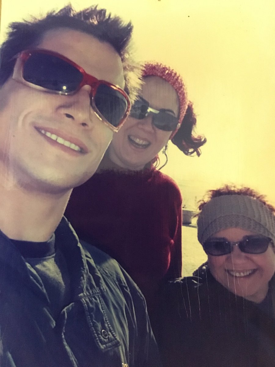 ludicamusica's tweet photo. #tbtLúdico chegando pra lembrar da primeira temporada em Espinho, Portugal, depois da entrada de @GuttiMendes na banda, em 2004. Das primeiras selfies que fizemos, com uma câmera digital virada pra gente e os dedos cruzados torcendo pra dar certo! #FollowUs #LúdicaMúsica #MPBoa https://t.co/rqwM5KQd7l