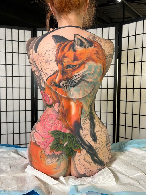 Progress so far on my back tattoo 🦊 💞 https://t.co/zjUCkKgyvO