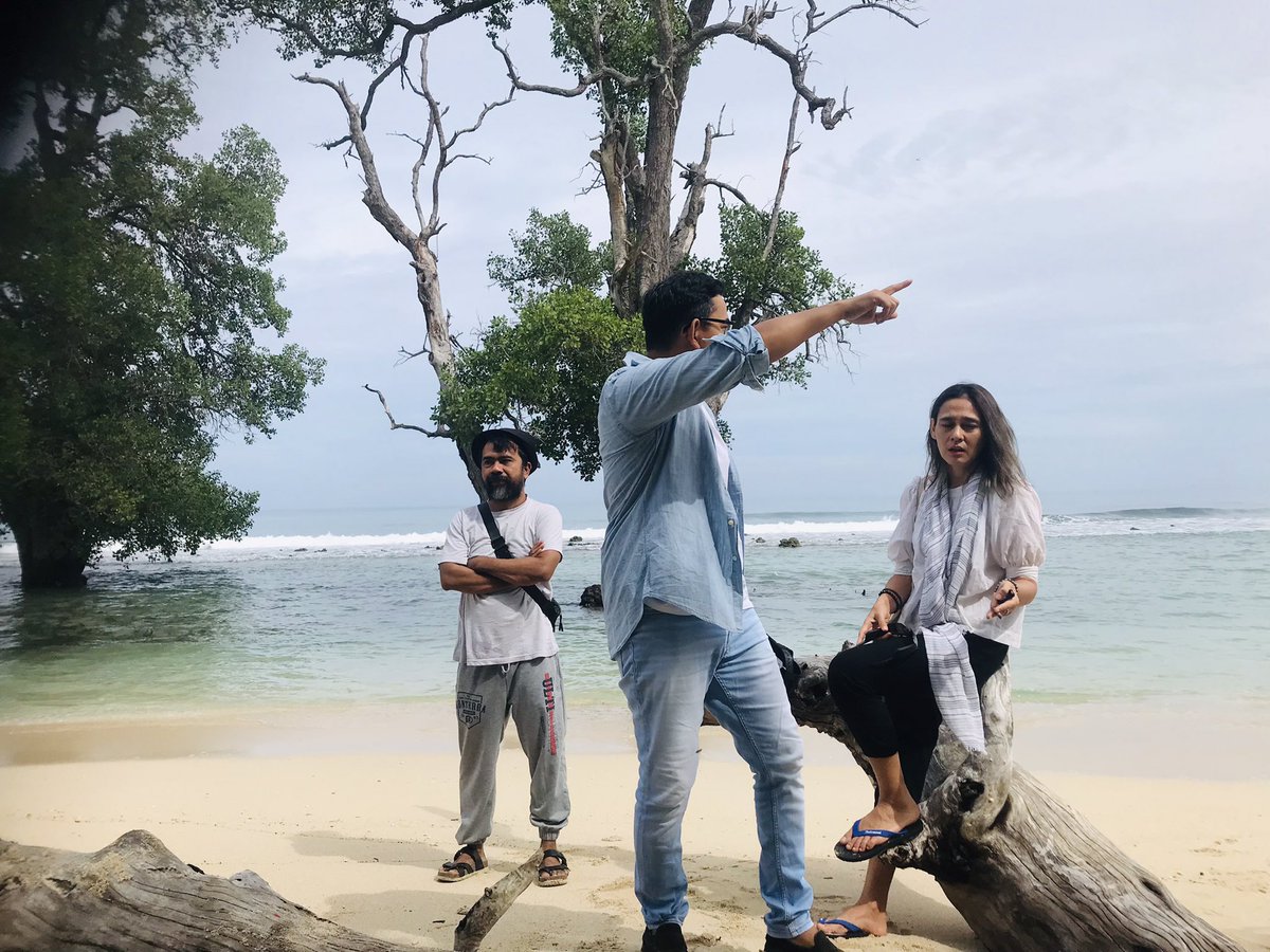 Di sini 👈 atau di sana 👉. <a href="/IneFebriyanti/">Sha Ine Febriyanti</a> <a href="/azhariaiy/">azhari</a>