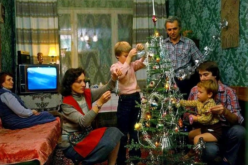 ussrlife's tweet photo. Новогодняя традиция – наряжать елку всей семьей, 1986 г.

Такое счастье было! Конфеты так радовали, уют и добро в доме. Умели мы радоваться мелочам. https://t.co/ROeN1c475L