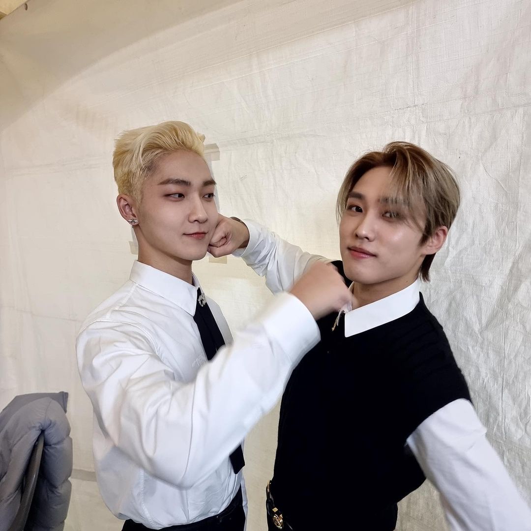 KevinBrazil23's tweet photo. [#INSTABOYZ] 02.12.21 🌙Atualização do Kevin na conta oficial do The Boyz com o Jacob.

"Irmãos"

🖇: https://t.co/Q6JUpq345B

#KEVIN #케빈 #KEVINMOON #케빈문 #MOONHYUNGSEO #문형서 #THEBOYZ #더보이즈 https://t.co/4XXERPZtiH