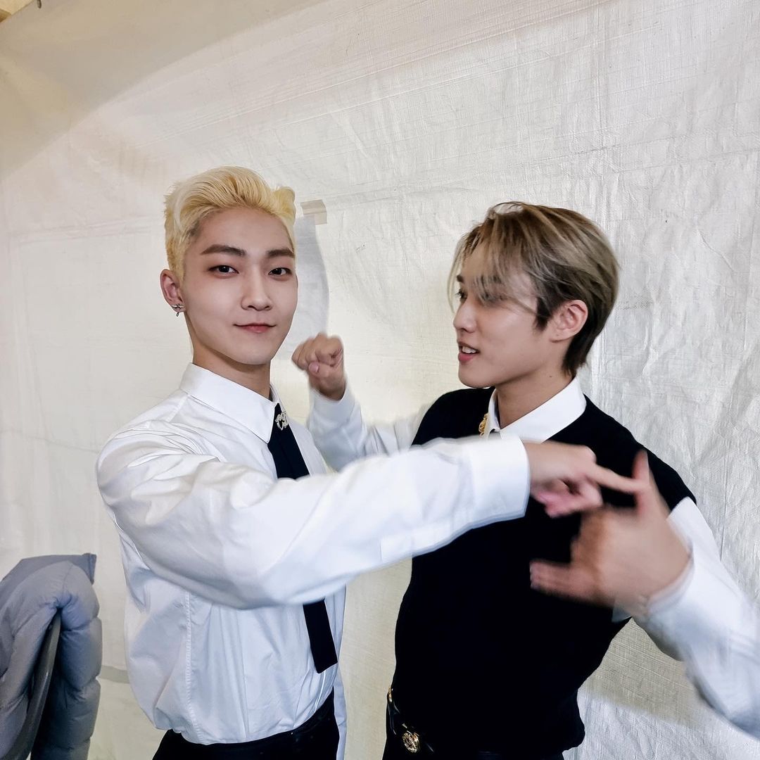 KevinBrazil23's tweet photo. [#INSTABOYZ] 02.12.21 🌙Atualização do Kevin na conta oficial do The Boyz com o Jacob.

"Irmãos"

🖇: https://t.co/Q6JUpq345B

#KEVIN #케빈 #KEVINMOON #케빈문 #MOONHYUNGSEO #문형서 #THEBOYZ #더보이즈 https://t.co/4XXERPZtiH